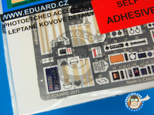 Image 2: Curtiss P-40 Warhawk M | Fotograbados coloreados para el Cockpit en escala 1/32 fabricado por Eduard (ref. ED33090)