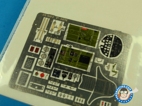 Image 2: Curtiss P-40 Warhawk M | Fotograbados coloreados para el Cockpit en escala 1/48 fabricado por Eduard (ref. ED49604)