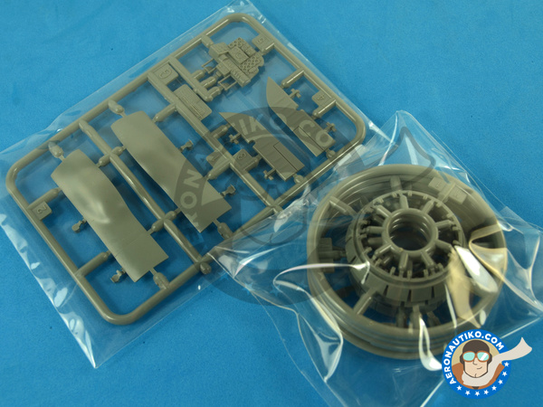 Image 15: Northrop P-61 Black Widow A Glass Nose | Airplane kit in 1/48 scale manufactured by Great Wall Hobby (ref. L4806)