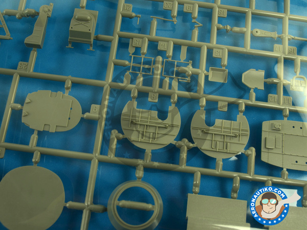 Image 18: Northrop P-61 Black Widow A Glass Nose | Airplane kit in 1/48 scale manufactured by Great Wall Hobby (ref. L4806)