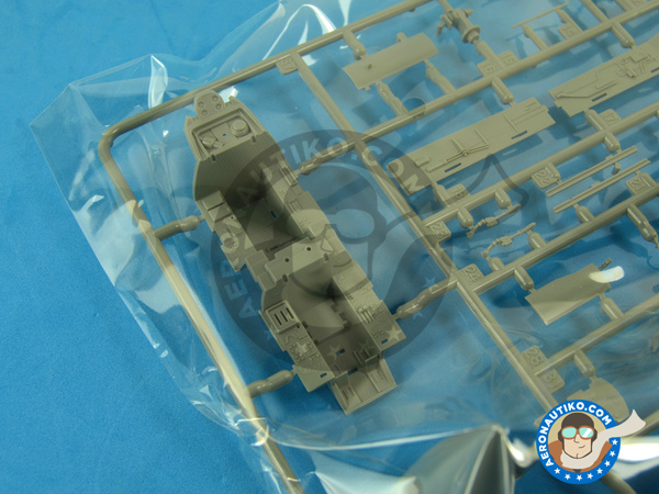 Image 3: McDonnell Douglas F-15 Eagle B / D | Airplane kit in 1/48 scale manufactured by Great Wall Hobby (ref. L4815)