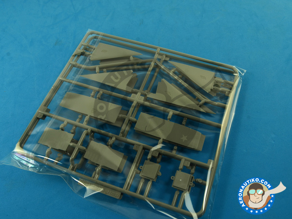 Image 6: McDonnell Douglas F-15 Eagle B / D | Airplane kit in 1/48 scale manufactured by Great Wall Hobby (ref. L4815)