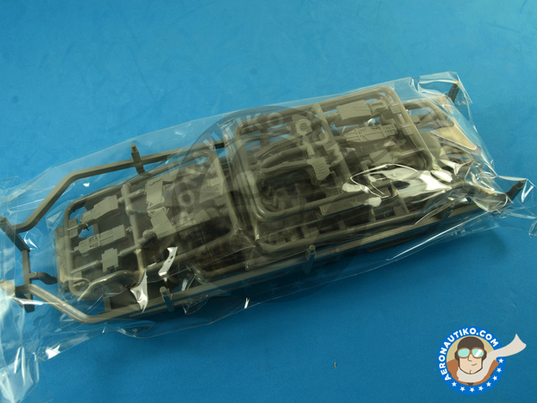 Image 7: McDonnell Douglas F-15 Eagle B / D | Airplane kit in 1/48 scale manufactured by Great Wall Hobby (ref. L4815)