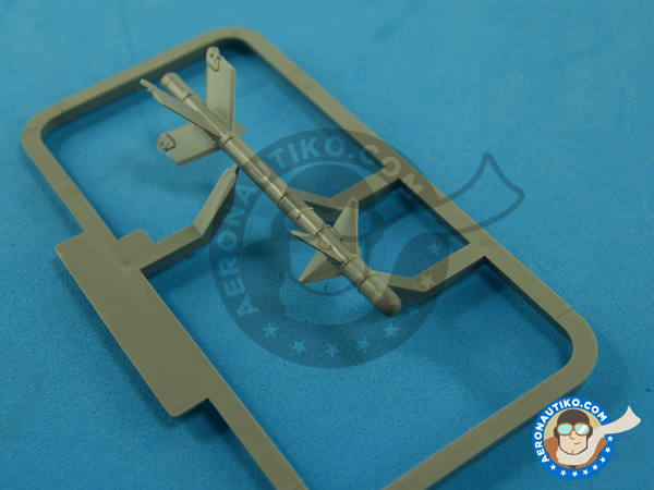 Image 20: McDonnell Douglas F-15 Eagle B / D | Airplane kit in 1/48 scale manufactured by Great Wall Hobby (ref. L4815)