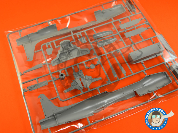 Image 1: Lockheed T-33 Shooting Star A early version | Airplane kit in 1/48 scale manufactured by Great Wall Hobby (ref. L4819)