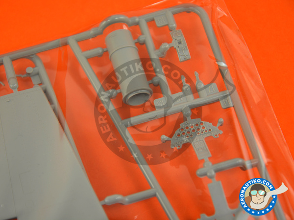 Image 2: Lockheed T-33 Shooting Star A early version | Airplane kit in 1/48 scale manufactured by Great Wall Hobby (ref. L4819)