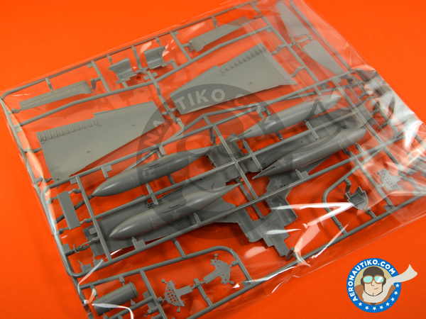 Image 3: Lockheed T-33 Shooting Star A early version | Airplane kit in 1/48 scale manufactured by Great Wall Hobby (ref. L4819)