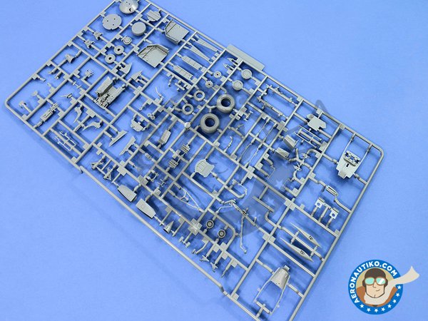 Image 7: Sukhoi Su-35S "Flanker-E" Multirole Fighter | Maqueta de avión en escala 1/48 fabricado por Great Wall Hobby (ref. L4820)