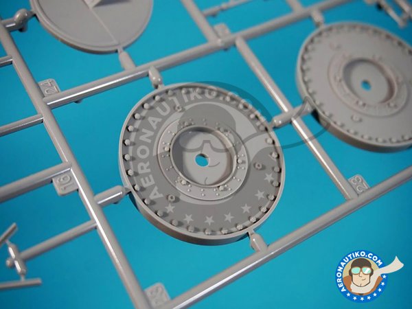 Image 1: Avro Lancaster B.Mk.III Dambuster | Maqueta de avión en escala 1/32 fabricado por HK Models (ref. 01E011)