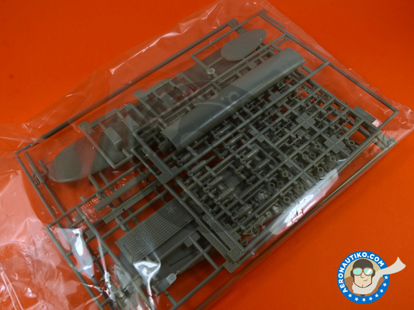 Image 2: Avro Lancaster B Mk I / Mk III | Airplane kit in 1/72 scale manufactured by Hasegawa (ref. 00553)