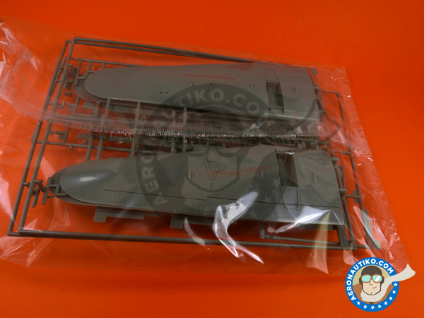 Image 3: Avro Lancaster B Mk I / Mk III | Airplane kit in 1/72 scale manufactured by Hasegawa (ref. 00553)