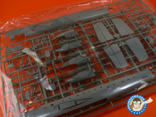 Image 4: Avro Lancaster B Mk I / Mk III | Airplane kit in 1/72 scale manufactured by Hasegawa (ref. 00553)