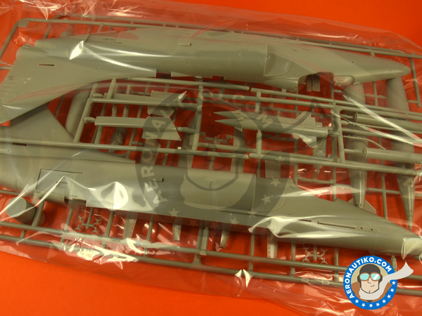 Image 2: Douglas A-4 Skyhawk E/F | Airplane kit in 1/32 scale manufactured by Hasegawa (ref. 08063)