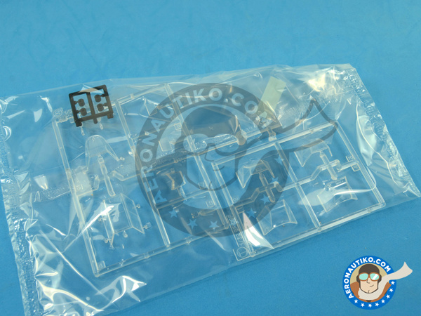 Image 1: Messerschmitt Bf 109 F-4 Trop | Airplane kit in 1/32 scale manufactured by Hasegawa (ref. 08881)