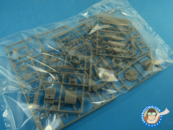 Image 2: Messerschmitt Bf 109 F-4 Trop | Airplane kit in 1/32 scale manufactured by Hasegawa (ref. 08881)