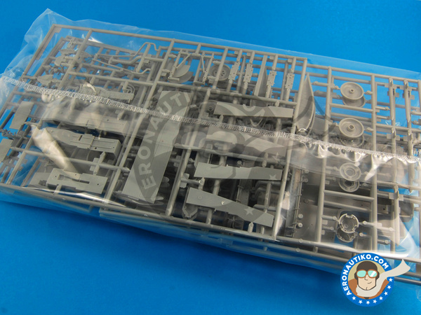 Image 3: Lockheed P-38 Lightning J | Airplane kit in 1/48 scale manufactured by Hasegawa (ref. 09101)