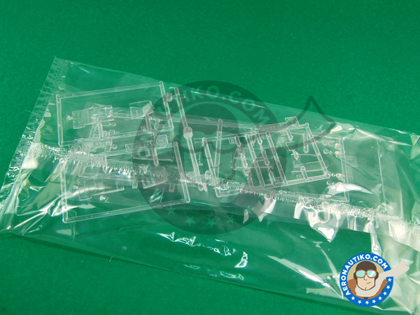 Image 2: McDonnell Douglas F-4 Phantom II VMCJ-2 | Airplane kit in 1/48 scale manufactured by Hasegawa (ref. 09973)