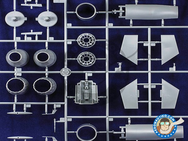 Image 2: Su-27 Flanker Early Version | Airplane kit in 1/48 scale manufactured by Hobby Boss (ref. 81712)