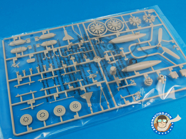 Image 2: Grumman F6F Hellcat 5N | Airplane kit in 1/48 scale manufactured by Hobby Boss (ref. HBOSS-80341)