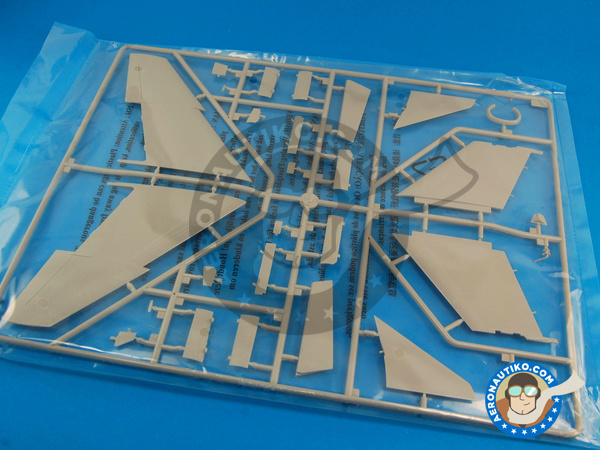 Image 2: Ling-Temco-Vought A-7 Corsair II A-7K | Airplane kit in 1/48 scale manufactured by Hobby Boss (ref. HBOSS-80347)