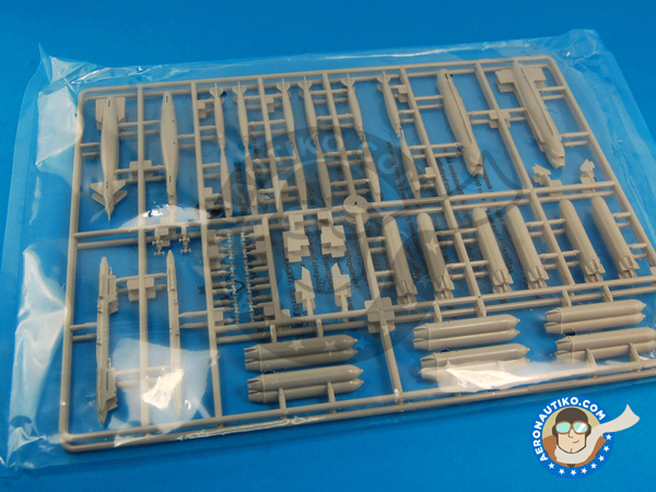 Image 4: Ling-Temco-Vought A-7 Corsair II A-7K | Airplane kit in 1/48 scale manufactured by Hobby Boss (ref. HBOSS-80347)