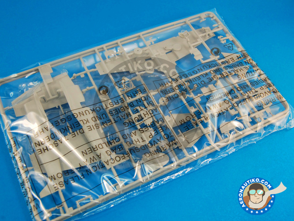 Image 3: Supermarine Spitfire Mk. VII | Maqueta de avión en escala 1/72 fabricado por Italeri (ref. ITA1318)