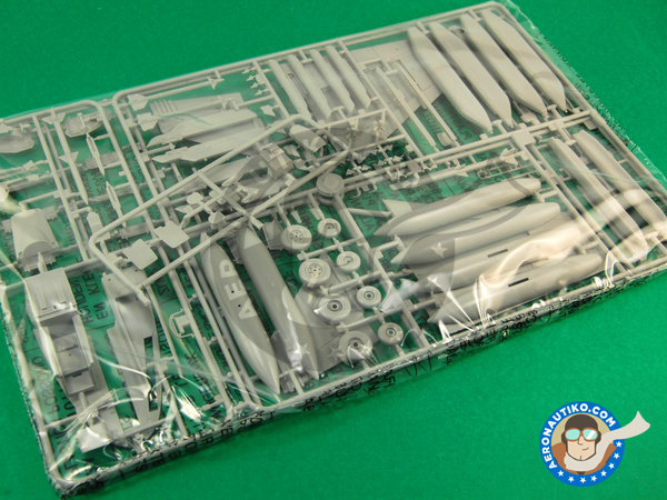 Image 14: McDonnell Douglas F/A-18 Hornet G Growler | Maqueta de avión en escala 1/48 fabricado por Italeri (ref. ITA2716)