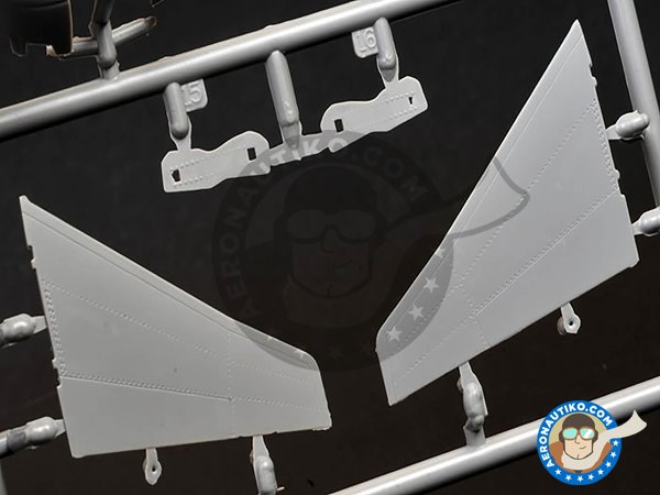 Image 3: British Aerospace Sea Harrier FA2 | Airplane kit in 1/48 scale manufactured by Kinetic Model Kits (ref. K48041)