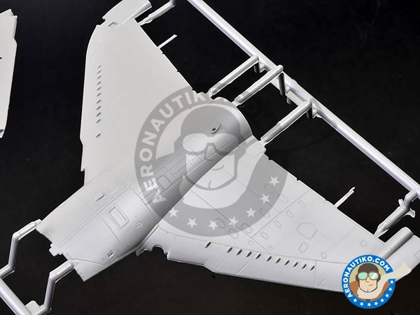 Image 4: British Aerospace Sea Harrier FA2 | Airplane kit in 1/48 scale manufactured by Kinetic Model Kits (ref. K48041)