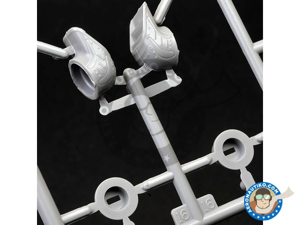 Image 5: British Aerospace Sea Harrier FA2 | Airplane kit in 1/48 scale manufactured by Kinetic Model Kits (ref. K48041)