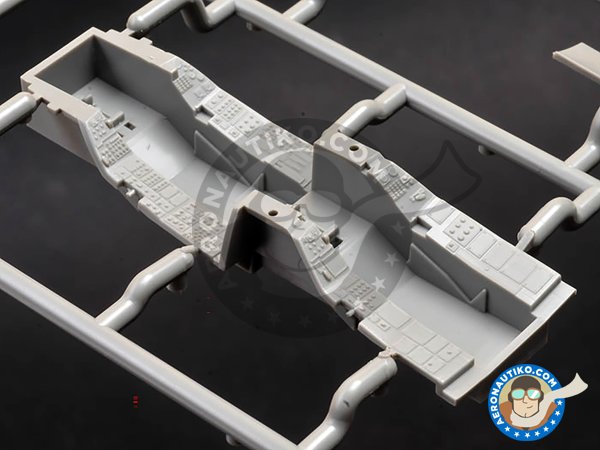 Image 3: F-16XL-2 Experimental Fighter | Airplane kit in 1/48 scale manufactured by Kinetic Model Kits (ref. K48086)