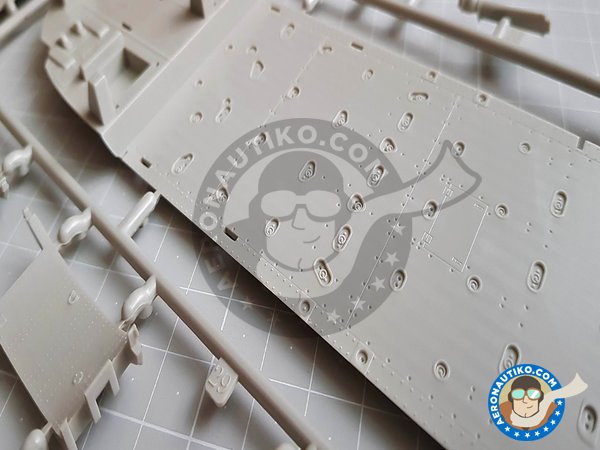 Image 1: MH-60L Blackhawk | Maqueta de Helicóptero en escala 1/35 fabricado por Kitty Hawk (ref. KH50005)