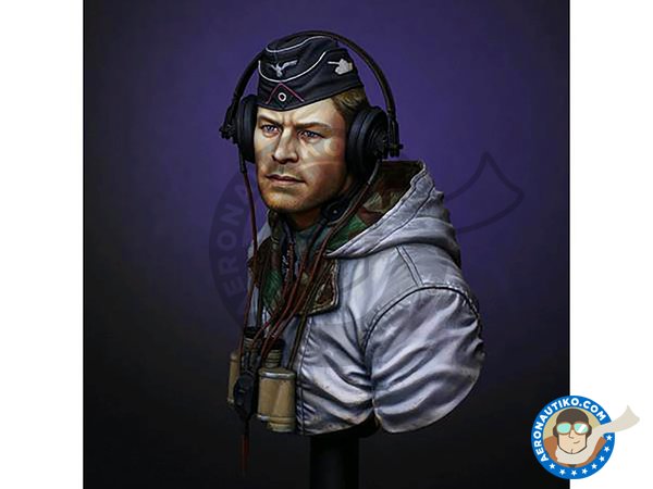 Image 1: King Tiger Commander s.Pz.Abt. 503 Hungary 1944 | Bust in 1/16 scale manufactured by LIFE MINIATURES (ref. LM-B017)