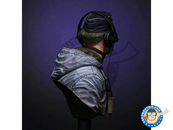 Image 3: King Tiger Commander s.Pz.Abt. 503 Hungary 1944 | Bust in 1/16 scale manufactured by LIFE MINIATURES (ref. LM-B017)