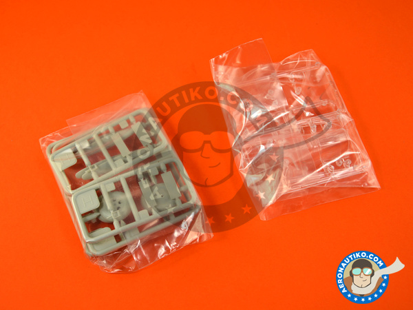 Image 1: Supermarine Spitfire Mk. IIa | Airplane kit in 1/32 scale manufactured by Revell (ref. REV03986)