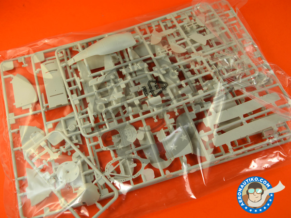 Image 3: Supermarine Spitfire Mk. IIa | Airplane kit in 1/32 scale manufactured by Revell (ref. REV03986)