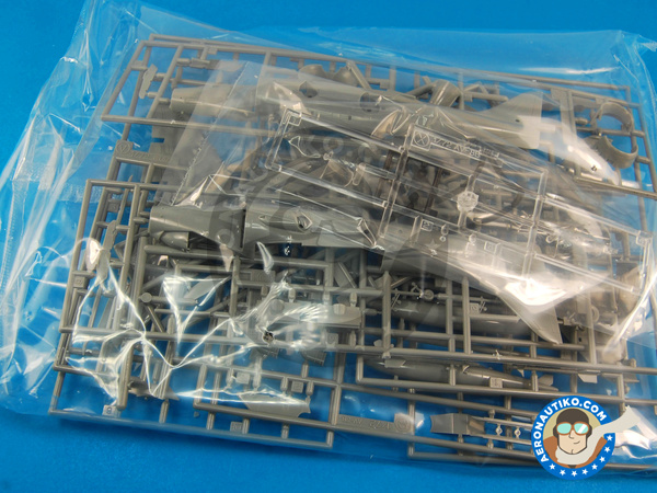 Image 2: British Aerospace Harrier II GR Mk. 7 / 9 | Maqueta de avión en escala 1/72 fabricado por Revell (ref. REV04280)