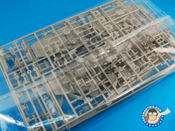 Image 6: Supermarine Spitfire IXc / XVI | Maqueta de avión en escala 1/48 fabricado por Revell (ref. REV04554)