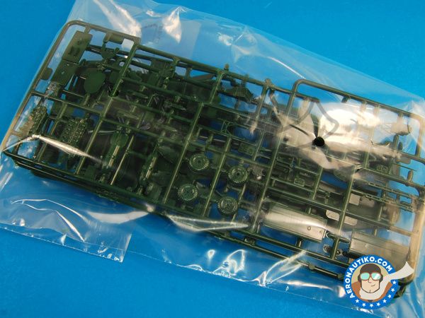 Image 6: Junkers Ju-87 Stuka G / D Tank Buster | Maqueta de avión en escala 1/72 fabricado por Revell (ref. REV04692)