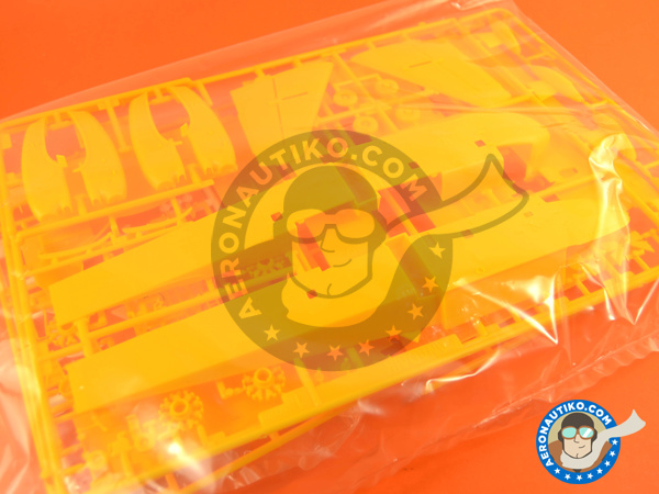 Image 3: Canadair CL-415 | Airplane kit in 1/72 scale manufactured by Revell (ref. REV04998)