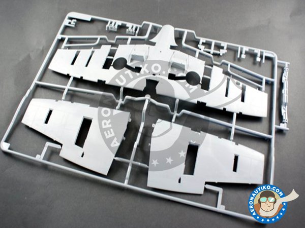 Image 2: Supermarine Spitfire Mk.VIII | Airplane kit in 1/32 scale manufactured by Tamiya (ref. 60320)