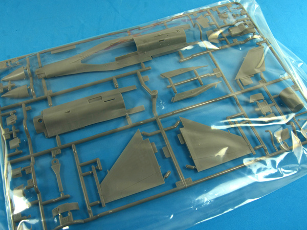 Image 5: Lockheed Martin F-16 Fighting Falcon CJ Block 50 | Airplane kit in 1/72 scale manufactured by Tamiya (ref. TAM60788)